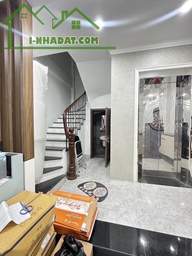 BÁN NHÀ -PHỐ HOÀNG CẦU- 7 TẦNG CẦU THANG MÁY-Ô TÔ LÙI CỬA -NHÀ ĐẸP-Ở LUÔN-PHÁP LÝ CHUẨN - 3