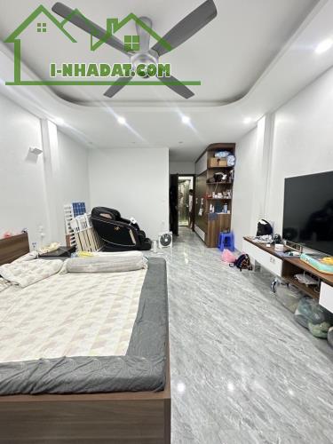 BÁN NHÀ -PHỐ HOÀNG CẦU- 7 TẦNG CẦU THANG MÁY-Ô TÔ LÙI CỬA -NHÀ ĐẸP-Ở LUÔN-PHÁP LÝ CHUẨN - 2