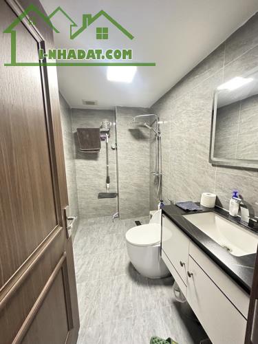 BÁN NHÀ -PHỐ HOÀNG CẦU- 7 TẦNG CẦU THANG MÁY-Ô TÔ LÙI CỬA -NHÀ ĐẸP-Ở LUÔN-PHÁP LÝ CHUẨN
