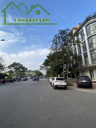 Bán Nhà mặt phố Việt Hưng Lô góc - DT: 325m2 - Mặt tiền khủng - GIÁ 350 triệu.