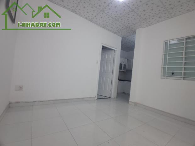 ♪ Nhà cách Hoàng Diệu 70m, 34m2, ngang 5.5m vuông, C4, sạch, 2.1 tỷ