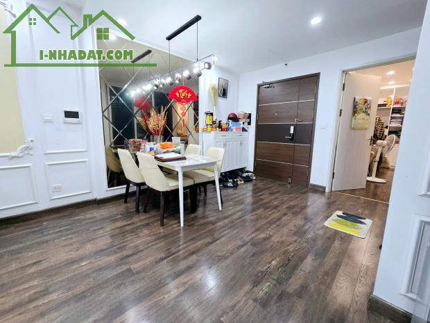 Chính chủ  bán gấp Chung cư  Vip Tòa Spring 47 Nguyễn Tuân, Thanh Xuân. Dt 70m2 – 2 Ngủ, - 3