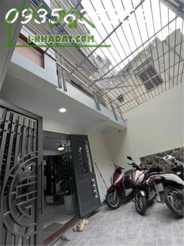 :

⸻

CHÍNH CHỦ GỬI BÁN – SIÊU PHẨM TRƯƠNG ĐỊNH – 82M2 x 5 TẦNG – THANG MÁY – GIÁ 15.X TỶ - 1