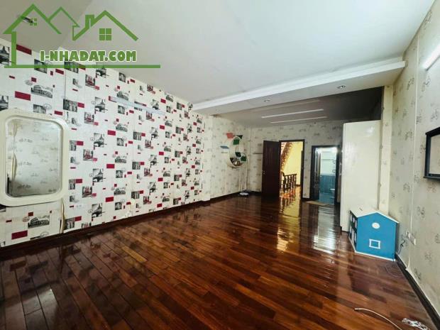 SIÊU HIẾM, NHÀ LONG BIÊN 125M, 5T, MT5M, 1 MẶT PHỐ, 1 MẶT HỒ, VỈA HÈ RỘNG, KD DÒNG TIỀN.