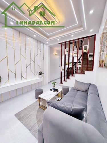 Bán Nhà Gấp Định Công Thượng - Hoàng Mai , DT 54m2 , Giá hơn 9 tỷ ,OTo gần