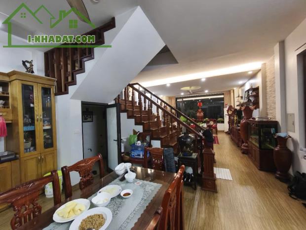 Bán nhà 5 tầng 71,5m2 mặt phố 80 Hoa Lâm, gần phố Vũ Đức Thận vị trí kinh doanh, cho thuê