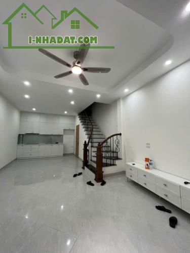 BÁN NHÀ NGUYỄN VĂN CỪ, LONG BIÊN, LÔ GÓC, VÀI BƯỚC RA PHỐ - 5 TẦNG , GIÁ NHỈNH 6 TỈ - 1