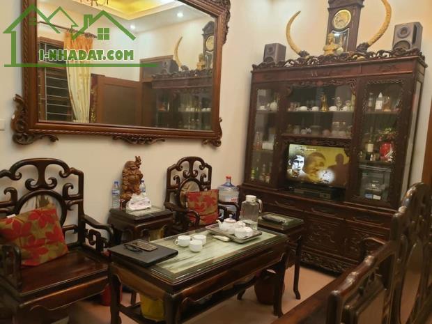 Bán nhà Đường Láng, Đống Đa. Dt 110 m2, x 3T x Mt 5,2m. Lô góc ô tô ngõ thông CCMN, VP