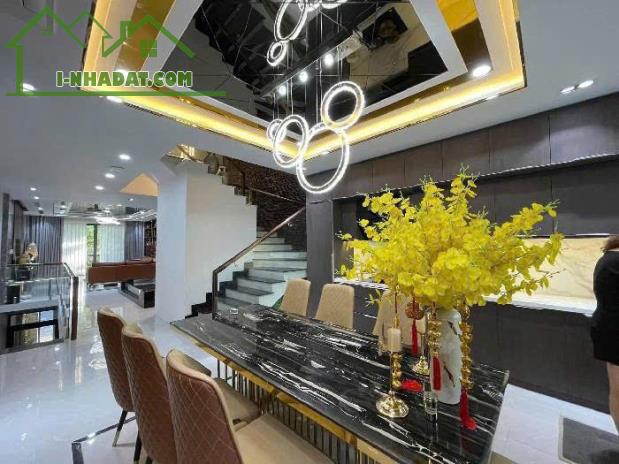 Nhà đẹp là đây: Đường D2, Tăng Nhơn Phú A, Thủ Đức. Giá chỉ 15.9 tỷ - 2
