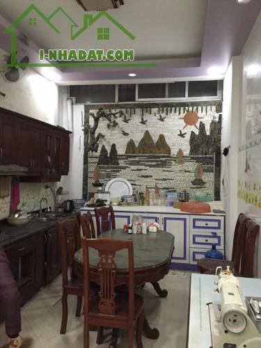 Bán nhà riêng phố Chùa Nền, Đống Đa. 96 m2 x Mt 5,7m. Lô góc 2 thoáng ô tô KD VP cho thuê