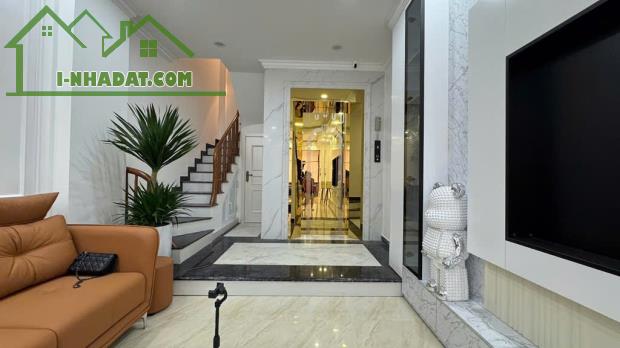 PHÂN LÔ VIP- KIM NGƯU- THANG MÁY KÍNH KOONG- FULL NỘI THẤT XỊN- Ô TÔ THÔNG- HƠN CHỤC TỶ