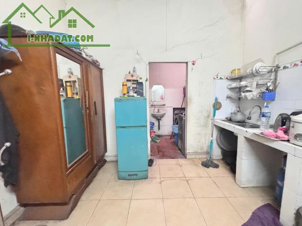 Chủ cần nhượng lại mảnh đất 50 m2 , có nhà C4 , bán 12,5 tỉ ( có TL )