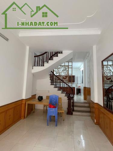 LÔ GÓC NỞ HẬU - GẦN PHỐ - NGÕ THÔNG RA VĐ3 - Ô TÔ ĐỖ CỬA/QUA NHÀ - 50M RA PHỐ