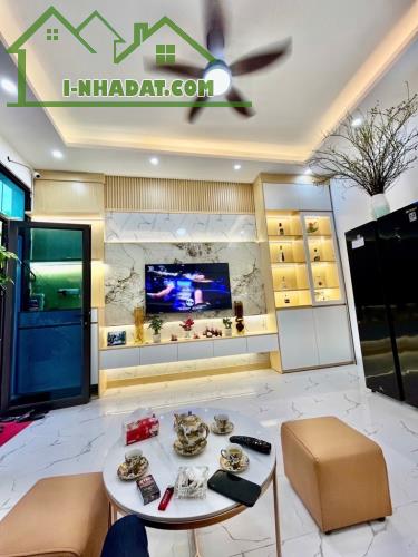CỰC VIP BÁN NHÀ PHỒ TRẠM- 8tỷ- 5,9m2- MT 4,5m2- 5m Ô TÔ- GẦN TRƯỜNG LONG BIÊN