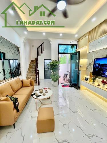 CỰC VIP BÁN NHÀ PHỒ TRẠM- 8tỷ- 5,9m2- MT 4,5m2- 5m Ô TÔ- GẦN TRƯỜNG LONG BIÊN - 1