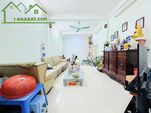 Bán nhà Ngõ 5 Hoàng Quốc Việt, diện tích 45m x 4 tầng, mặt tiền 4.1m, giá 11 Tỷ - 5