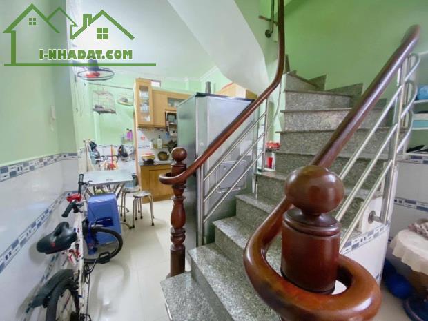 SÁT MẶT TIỀN HOÀNG DIỆU Q4
DTSD 65 M2 ĐÚC BÊ TÔNG 
DƯỚI 4 TỶ TRUNG TÂM Q4 - 2