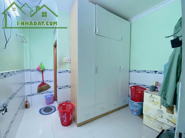 SÁT MẶT TIỀN HOÀNG DIỆU Q4
DTSD 65 M2 ĐÚC BÊ TÔNG 
DƯỚI 4 TỶ TRUNG TÂM Q4 - 4