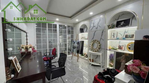 THÁI THỊNH - NGÕ THÔNG TO NHƯ PHỐ - VỈA HÈ - THANG MÁY - GẦN 80M² HƠN 30 TỈ -Ở SƯỚNG - 2