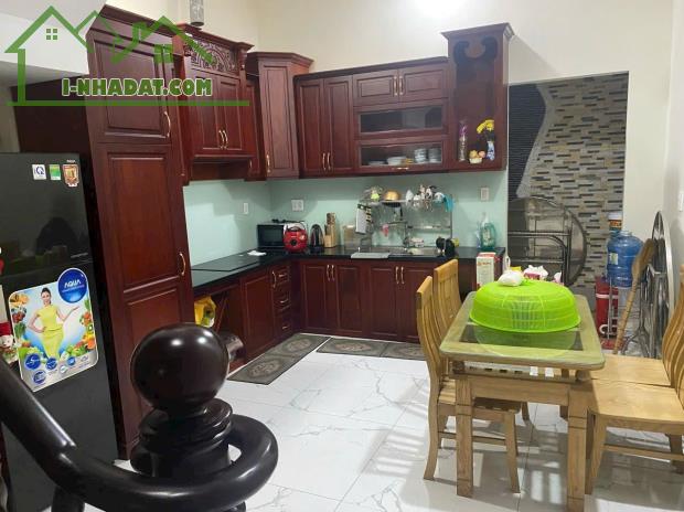 Bán gấp nhà 1 trệt 1 lầu 60M2 gần chợ Hưng Long, SR giá 1,6 tỷ (bớt lộc)
