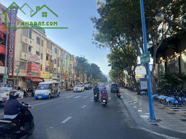 BÁN KHÁCH SẠN 2 MẶT TIỀN HOÀNG HOA THÁM CÁCH QUẢNG TRƯỜNG CỘT CỜ 100M