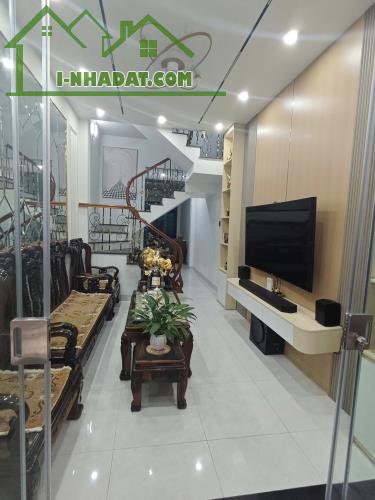 CỰC HIẾM  NHÀ NGUYÊN HỒNG 11 TỶ - 45M2 - 2 MẶT THOÁNG - VIEW ĐÀI TRUYỀN HÌNH - FULL NỘI