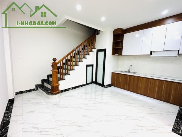 Bán nhà phố Thượng Thanh,hàng xóm himlam,nhà mới kính koong,5 tầng ở sướng, sát ôtô tránh