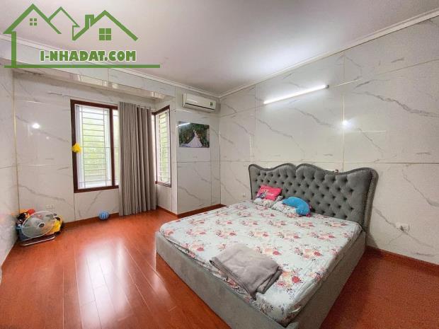 BÁN TÒA NHÀ CCMN HOÀNG HOA THÁM, BA ĐÌNH, 6 TẦNG THANG MÁY, 13 PHÒNG, DT 840 TR 1 NĂM.