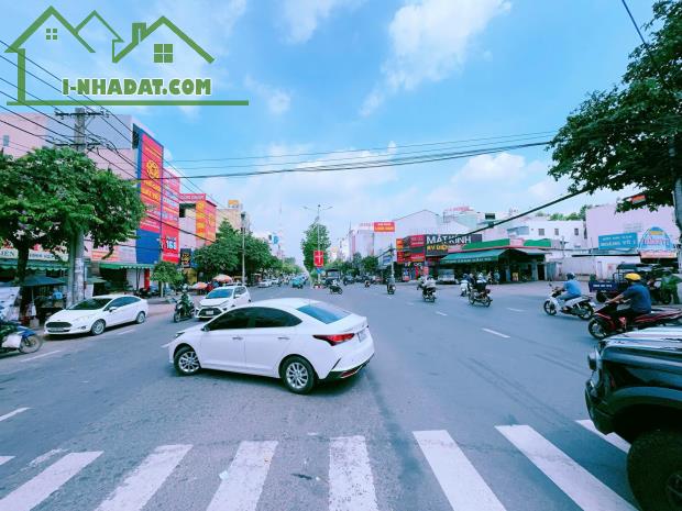Bán tòa nhà 5 tầng mặt tiền Đồng Khởi gần bệnh viện Đồng Nai, hơn 200m2, giá 39 tỷ.