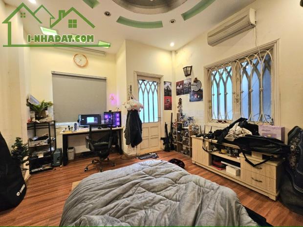 BÁN NHÀ MẶT NGÕ THÁI THỊNH. LÔ GÓC-2 THOÁNG-Ô TÔ ĐỖ CỬA,