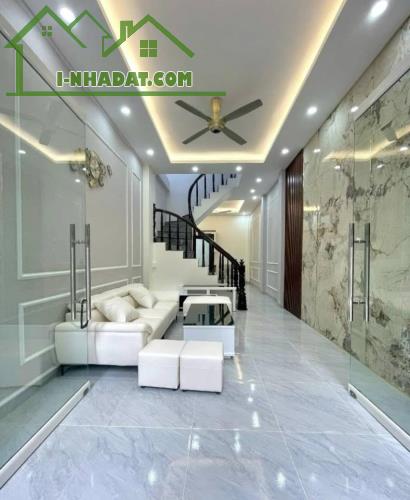 Bán Gấp Nhà Nguyễn Văn Cừ, Long Biên 38m2, 5T chỉ 6,35 tỷ (cách ô tô đỗ 35m)