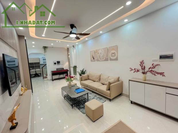 Nhà đẹp, phân lô, 2 mặt tiền, oto tránh, KD, ở Víp, trung tâm HĐ, 62m2, hơn 12 tỷ.