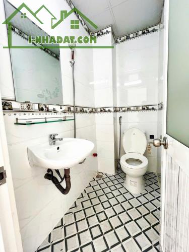 Bán gấp nhà mới đẹp lung linh ở ngay Trần xuân Soạn, hẻm rộng rãi, cao ráo, 30m2, 3T, SHR. - 3