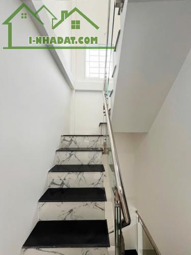 Bán gấp nhà mới đẹp lung linh ở ngay Trần xuân Soạn, hẻm rộng rãi, cao ráo, 30m2, 3T, SHR. - 2