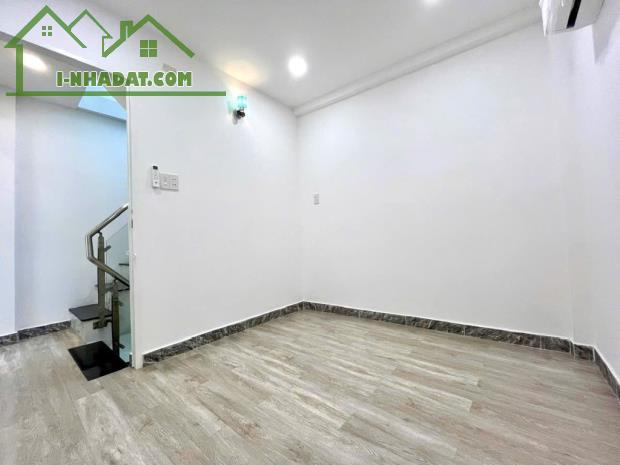 Bán gấp nhà mới đẹp lung linh ở ngay Trần xuân Soạn, hẻm rộng rãi, cao ráo, 30m2, 3T, SHR.