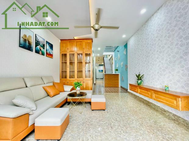Chính chủ, bán gấp, nhà riêng tại Nguyễn Xí, 80m2 Giá 3tỷ188, 4PN, 5WC, chân cầuBình Triệu