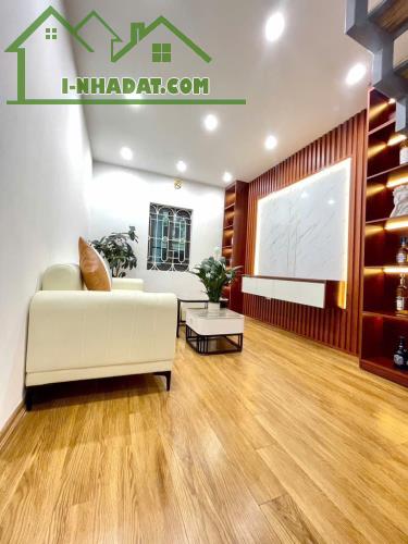 Nhà Lê Lai Tô Hiệu, 42m 5 tầng cách 1 nhà ra ô tô tránh, ngõ thông. Giá  chào 8 tỷ 99
