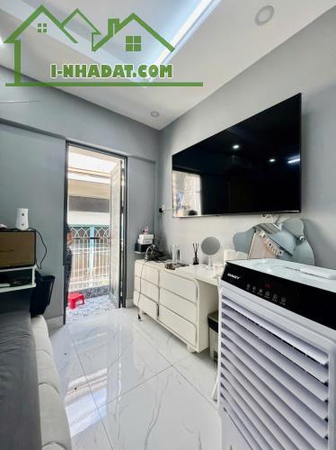 BÁN NHÀ  03 TẤM BTCT

 - KhU DÂN CƯ HIỆN HỮU, P13 , Quận 4

NGANG 4M CÓ 4 TỶ - 3