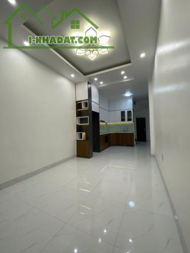 Tuyệt phẩm nhà 5 tầng , 37M giá hơn 6 tỷ tại Ngọc Thuỵ , ngõ rộng gấn chỗ 2 ô tô tránh