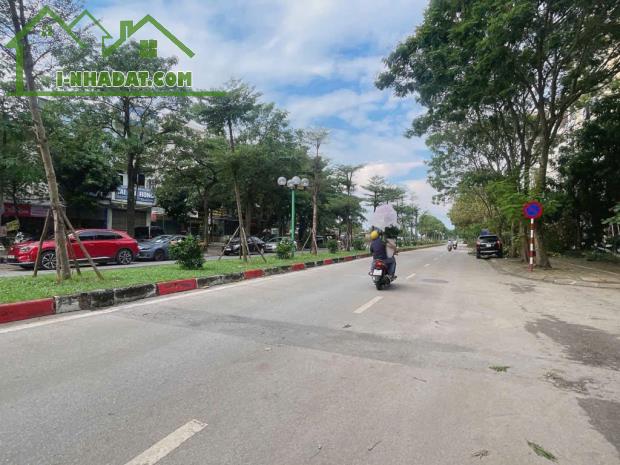 Lô đất siêu đẹp lô góc mặt hồ Vạn Hạnh Việt Hưng diện tích 245m mặt tiền rộng 18m 63 tỷ 9
