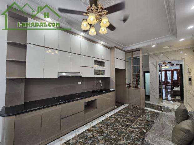 Bán nhà Hoàng Như Tiếp, 6 tầng thang máy, đủ nội thất, gần phố, DT 45m2 nở hậu - 3
