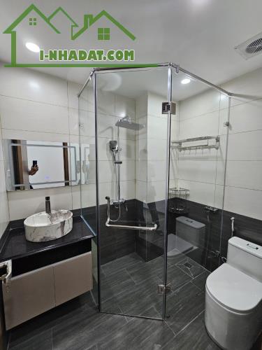 Bán nhà Hoàng Như Tiếp, 6 tầng thang máy, đủ nội thất, gần phố, DT 45m2 nở hậu