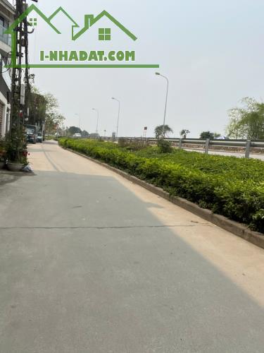 Đông Ngạc 3 tầng rộng rãi 👉 Có gara 🚘 👉 View sông Hồng 2 thoáng 👉 Nở hậu 👉 Nhà dân xâ