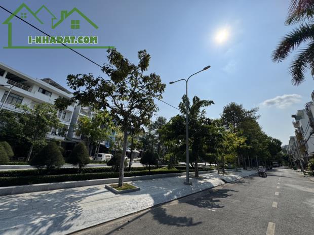 BIỆT THỰ GỖ LIM - TRUNG TÂM XA HOA QUẬN 6 NGAY BÌNH PHÚ  - ĐẲNG CẤP THƯỢNG LƯU. - 2