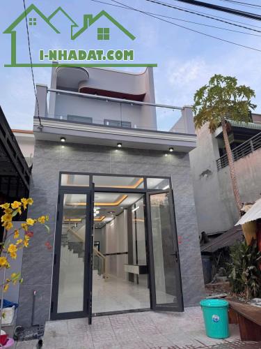 Bán lỗ chuyển nhà, căn nhà khu Ấp 2 Hựu Thạnh, đối diện E city Tân Đức. 140m2, 1 tỷ 6