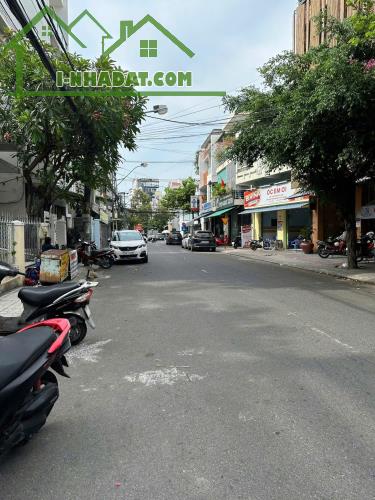 Cần bán 2 căn nhà mặt tiền đường Bà Triệu - Nha Trang dt 202m2 bán: 27 tỷ Liên hệ: phạm