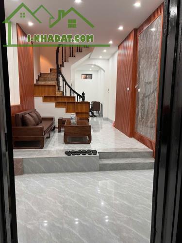 Bán nhà phố Giáp Bát, Hoàng Mai 40m, 4 tầng. Giá: 8.9 tỷ. LH: 0937158386