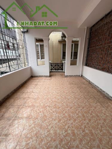 Bán nhà phố Giáp Bát, Hoàng Mai 40m, 4 tầng. Giá: 8.9 tỷ. LH: 0937158386 - 4