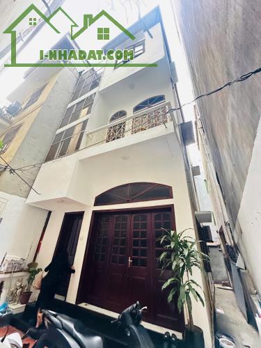 Bán nhà đẹp Đường Láng, Đống Đa, 60m2, mặt tiền 5m, gần phố, 9.9 tỷ - 1