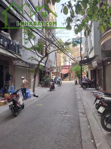Nhà 5 tầng dân xây chắc chắn, thiết kế hiện đại đủ công năng có ban công thoáng mát